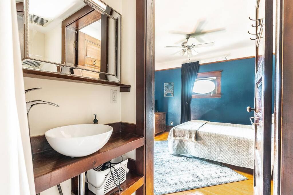 Charming In Historic With Parking - Rm 5 Hébergement de vacances *